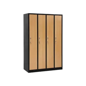 Ein viertüriger Holzschrank mit schwarzem Rahmen und hellbraunen Türen, die jeweils mit einem silbernen Griff und einem Schlüsselloch versehen sind, steht vor einem weißen Hintergrund.