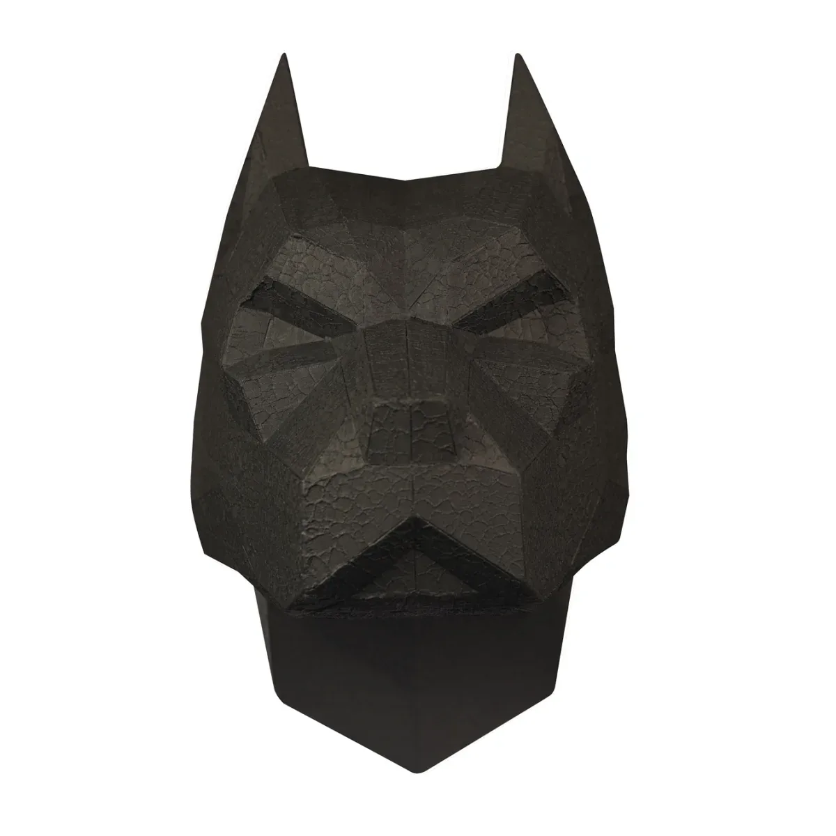 Schwarze, geometrische, polygonale Skulptur eines Hundekopfes mit spitzen Ohren und kantigen Zügen, von vorne gesehen vor weißem Hintergrund.