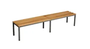 Eine lange, rückenfreie Bank mit Metallrahmen und fünf Holzlatten als Sitzfläche vor einem schlichten weißen Hintergrund.