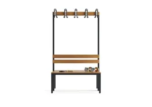 Eine Holzbank mit einem Metallrahmen und fünf Haken darüber zum Aufhängen von Gegenständen. Auf der Bank befinden sich Wasserflaschen und ein Notizblock. Der Hintergrund ist einfarbig weiß.