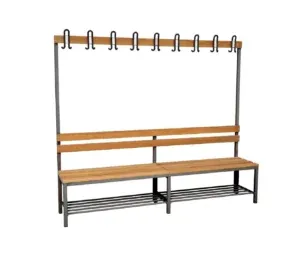 Eine Holzbank mit Metallrahmen, mit einer Rückenlehne und einer Reihe schwarzer Haken darüber, die häufig in Umkleideräumen oder Umkleidebereichen verwendet wird. Außerdem gibt es eine untere Metallablage für die Aufbewahrung.