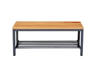 Eine Holzbank mit einem Metallrahmen und einem Lattenrost. Darunter befindet sich ein Metallregal mit Lattenrost als Ablagefläche. Der Hintergrund ist einfarbig weiß.