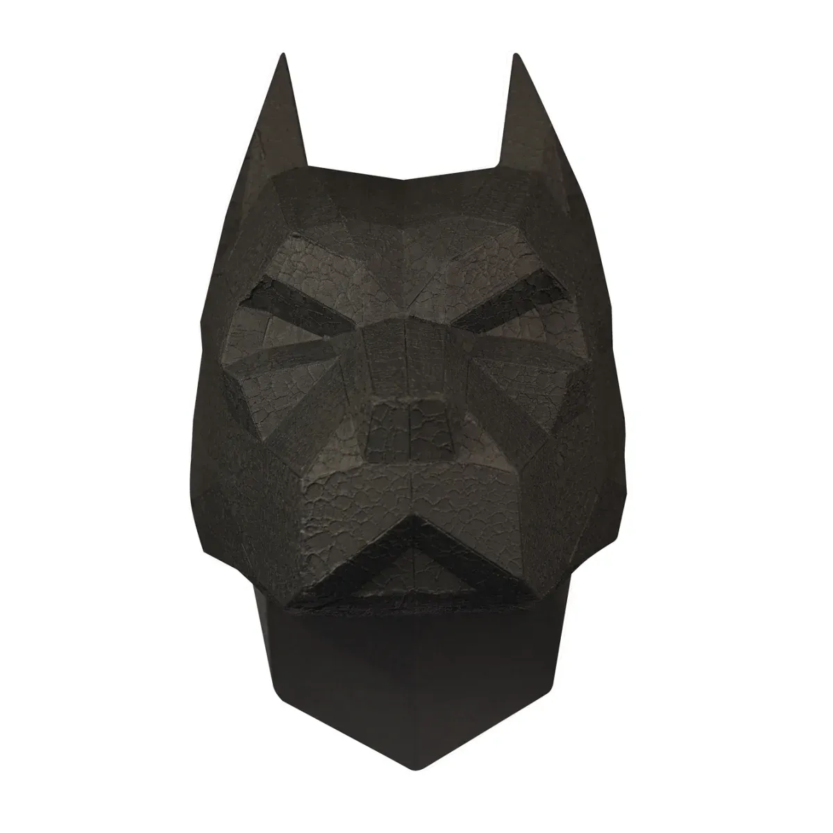 Schwarze, geometrische, polygonale Skulptur eines Hundekopfes mit spitzen Ohren und kantigen Zügen, von vorne gesehen vor weißem Hintergrund.